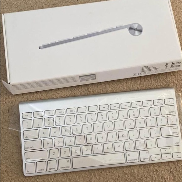 Apple wireless keyboard NIB - Picture 1 of 4
